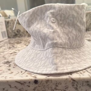 Michael Kors Cream MK Logo Bucket Hat -ladies ..size 
M/L… nwt.. authentic